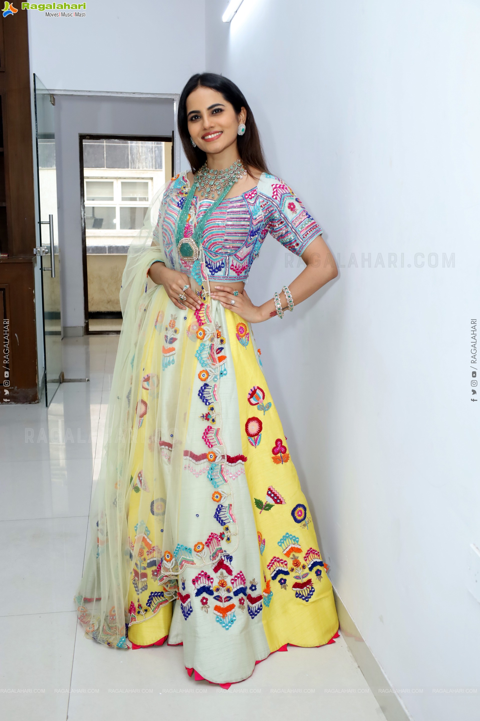 Priyanka Chowdary Poses With Gold Jewellery, HD Gallery