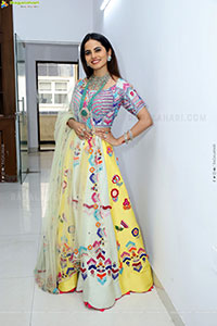 Priyanka Chowdary Poses With Gold Jewellery, HD Gallery