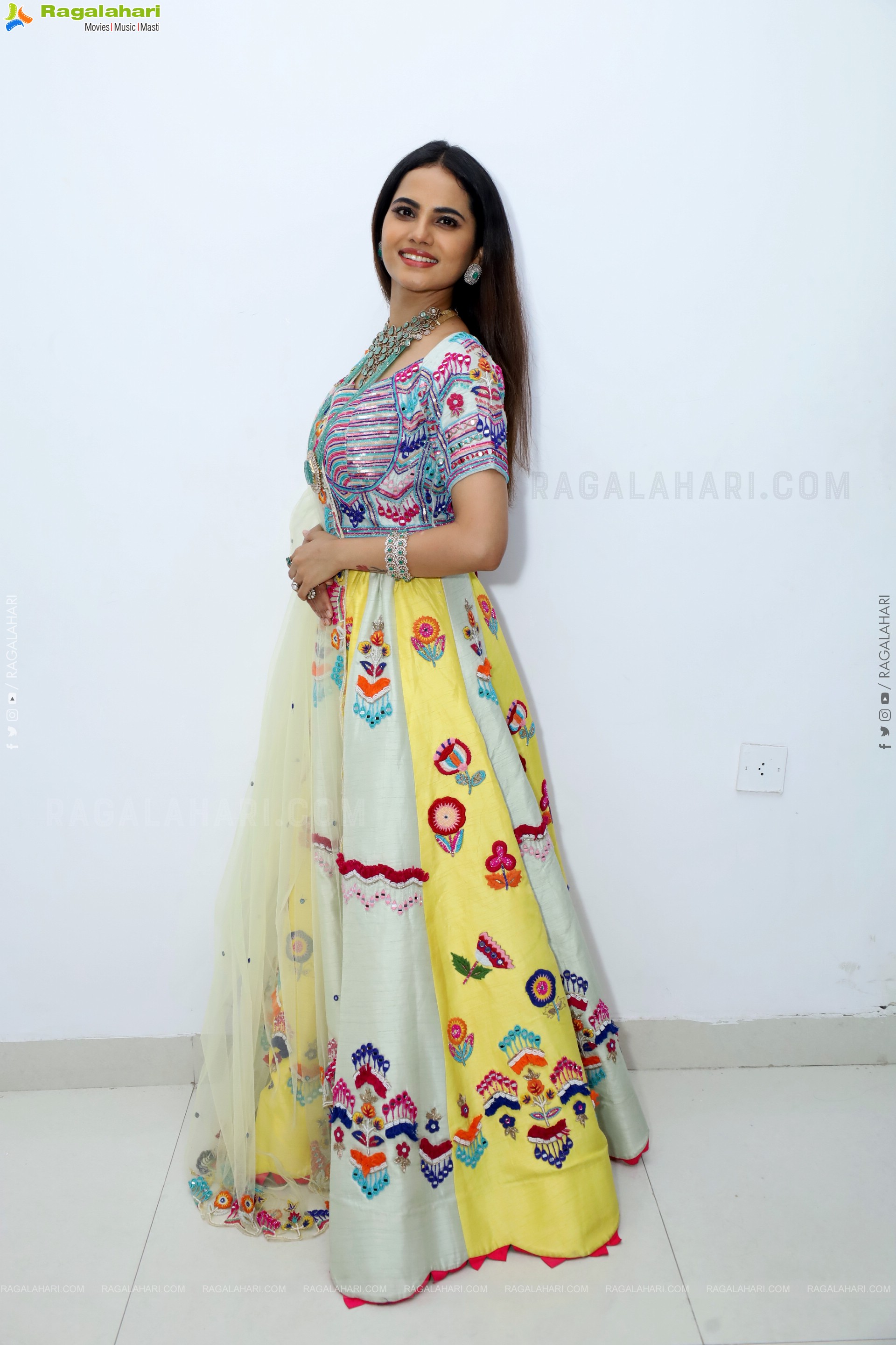 Priyanka Chowdary Poses With Gold Jewellery, HD Gallery