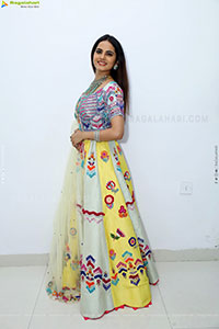 Priyanka Chowdary Poses With Gold Jewellery, HD Gallery