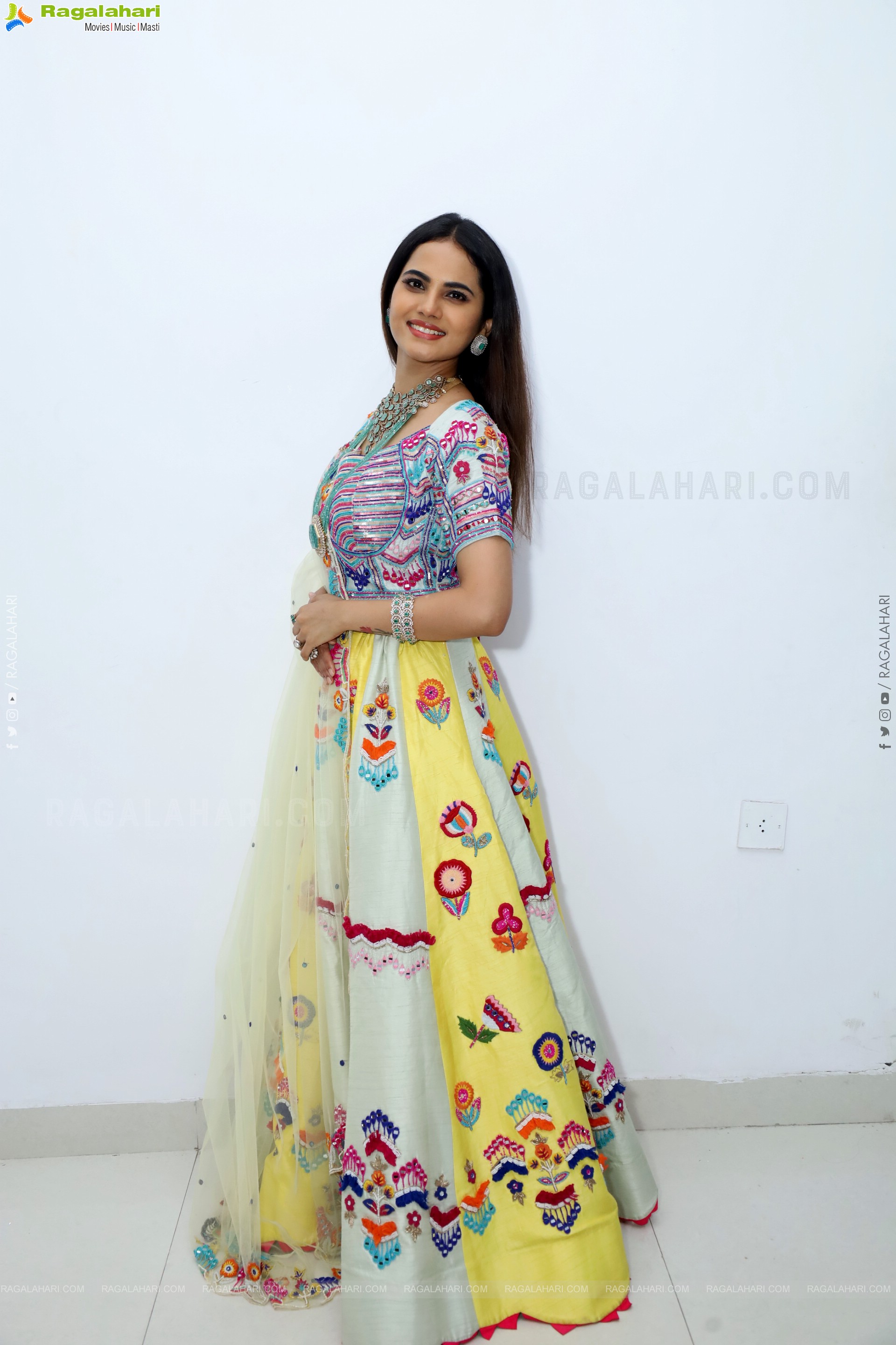 Priyanka Chowdary Poses With Gold Jewellery, HD Gallery