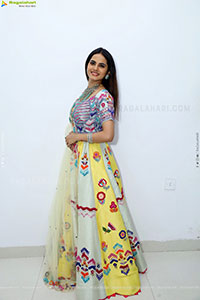 Priyanka Chowdary Poses With Gold Jewellery, HD Gallery