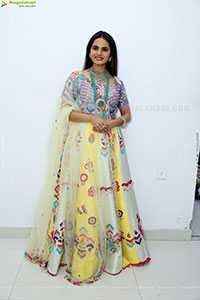 Priyanka Chowdary Poses With Gold Jewellery, HD Gallery