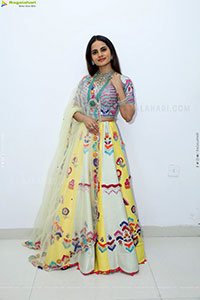Priyanka Chowdary Poses With Gold Jewellery, HD Gallery