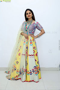 Priyanka Chowdary Poses With Gold Jewellery, HD Gallery