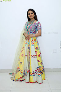 Priyanka Chowdary Poses With Gold Jewellery, HD Gallery