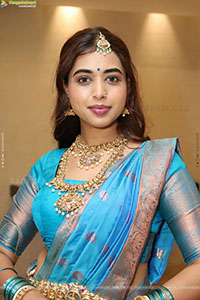Krithika Poses with Traditional Jewellery, HD Gallery