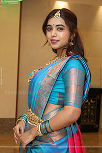 Krithika Poses with Traditional Jewellery, HD Gallery