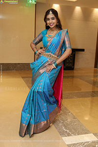 Krithika Poses with Traditional Jewellery, HD Gallery