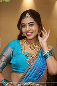 Krithika Poses with Traditional Jewellery, HD Gallery