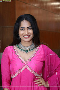 Naziya Khan at Hi Life Summer Special Exhibition, HD Gallery
