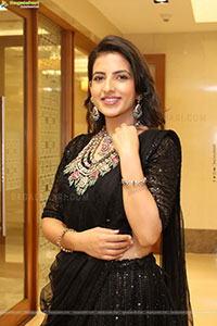Pratiksha Mishra Poses with Designer Jewellery