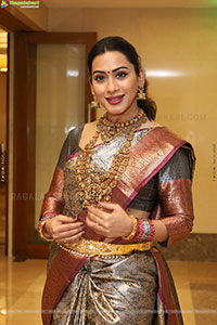 Preethi Singh Traditional stills with Jewellery