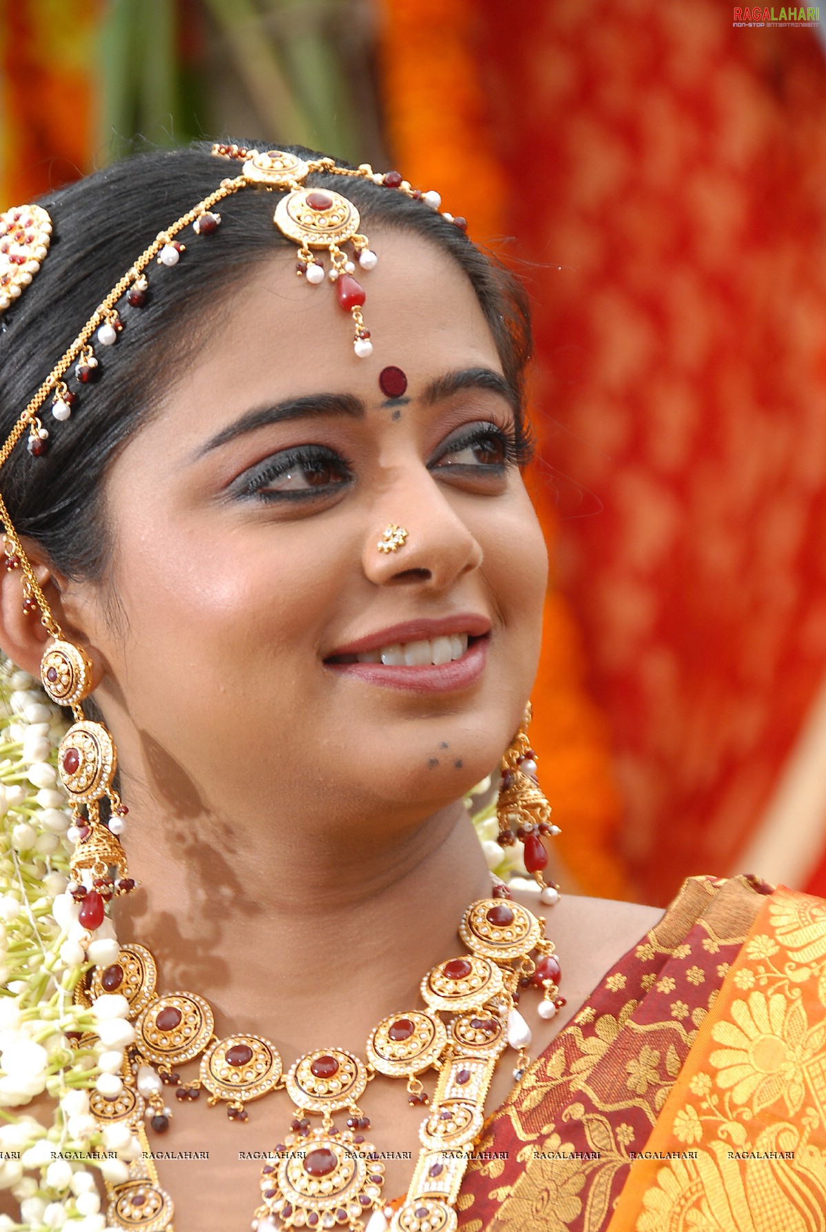 Priyamani in Yellow Saree, HD Gallery, Images