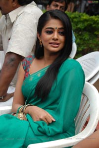 Priyamani at Nagavalli Logo Launch