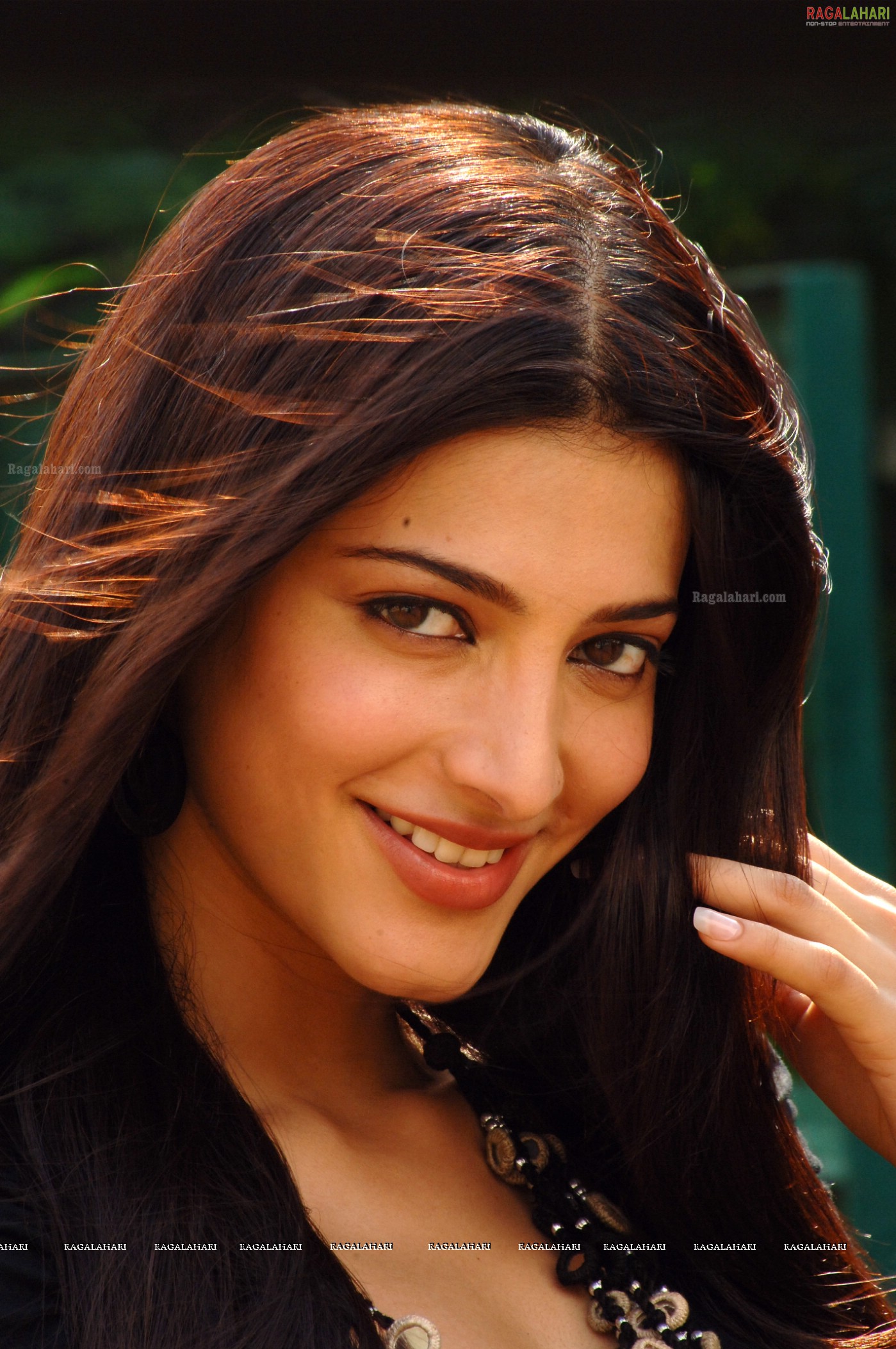 Shruti Haasan (Posters)