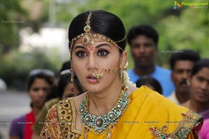 Taapsee in Hot Modern Low Rise Saree