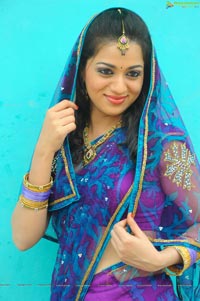 Telugu Heroine Reshma in Saree