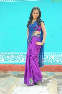 Telugu Heroine Reshma in Saree