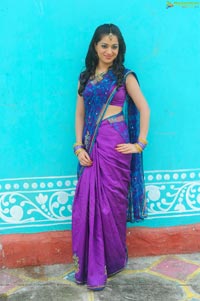 Telugu Heroine Reshma in Saree