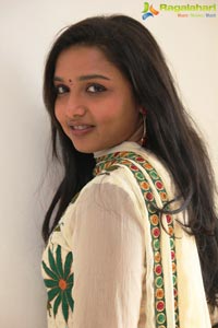 Thuppakki Deepthi Nambiar