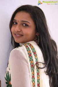 Thuppakki Deepthi Nambiar