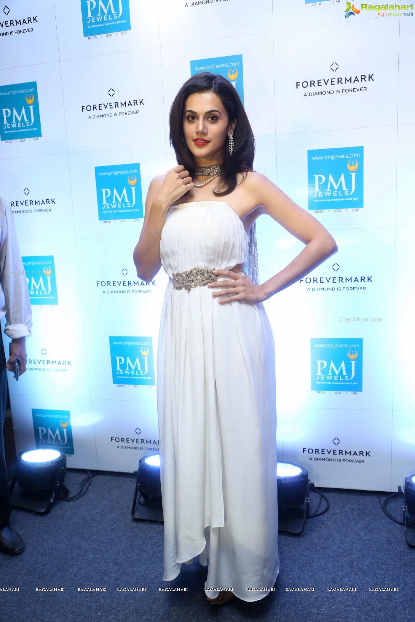 Taapsee Pannu at PMJ Jewels (Posters)