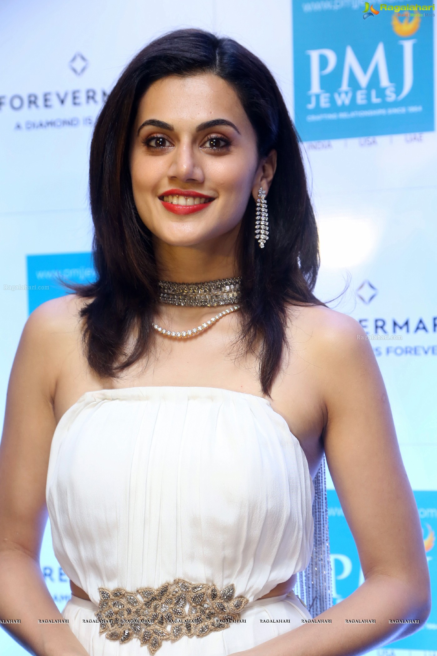 Taapsee Pannu at PMJ Jewels (Posters)