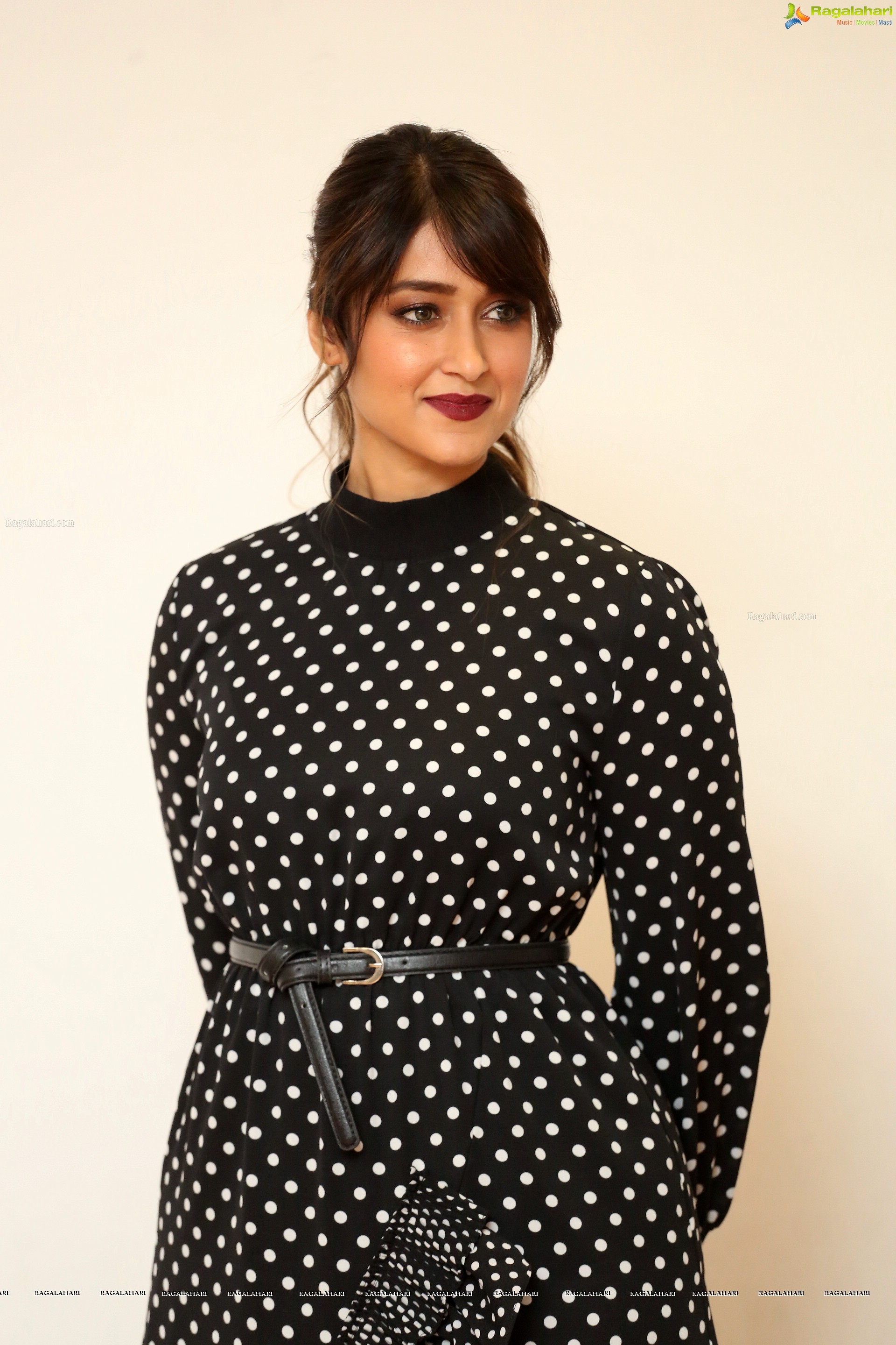 Ileana D'Cruz (High Definition) @ Amar Akbar Anthony Interview