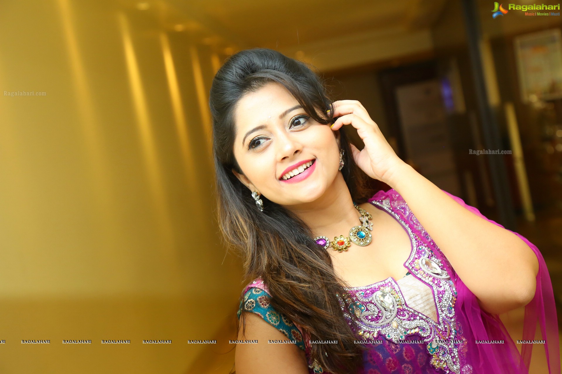 Lahari @ Trendz Expo at Taj Krishna - HD Gallery