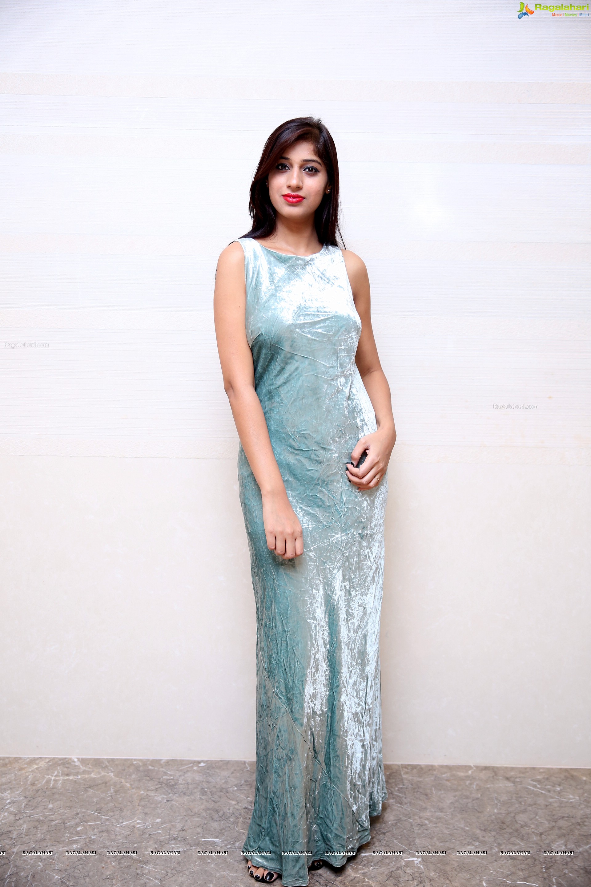 Naziya Khan @ Sutraa Wedding Exhibition Logo Launch & Fashion Show - HD Gallery