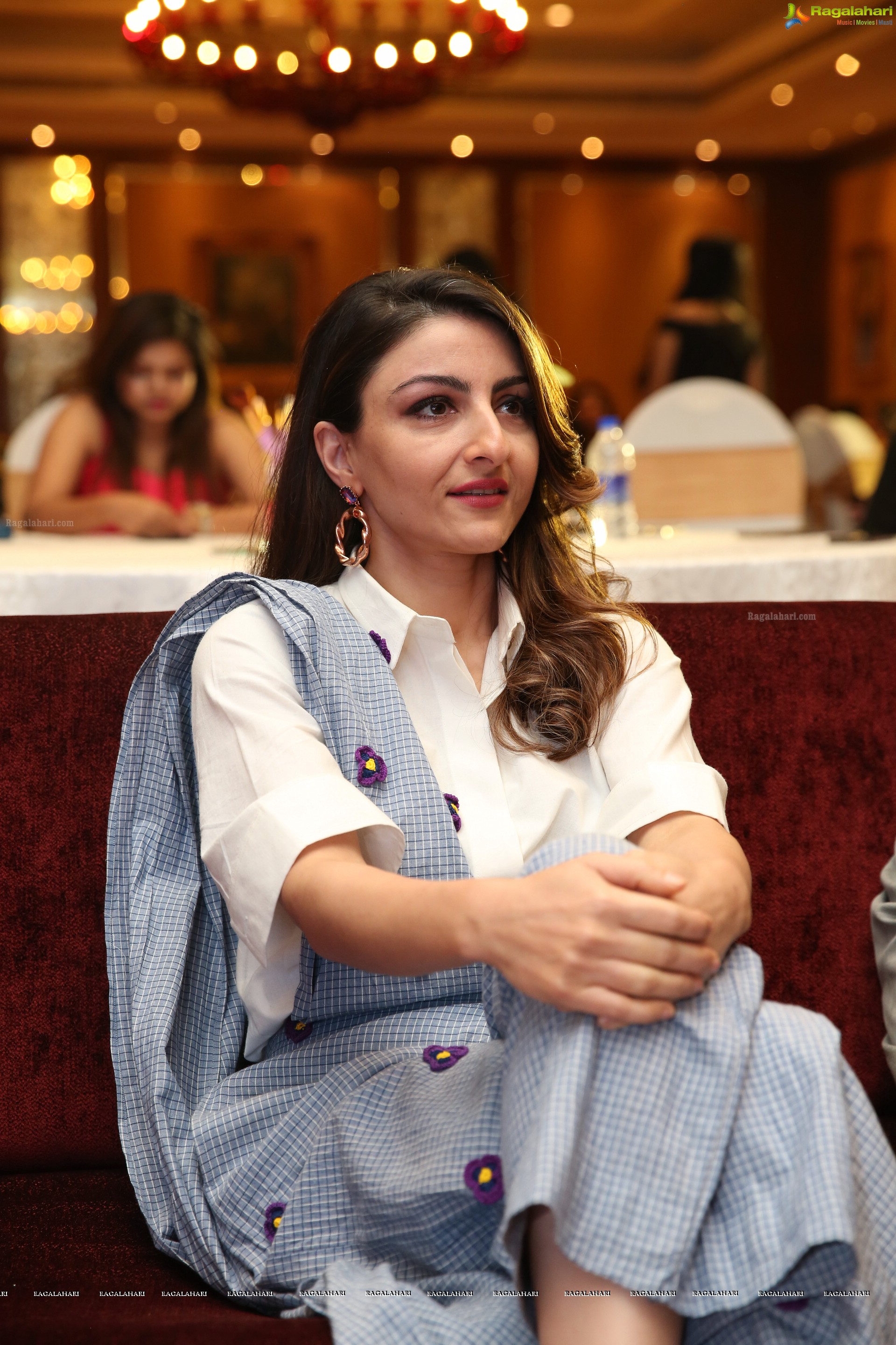 Soha Ali Khan @ Tamanna Makeup Academy 2nd Annual Convocation - HD Gallery