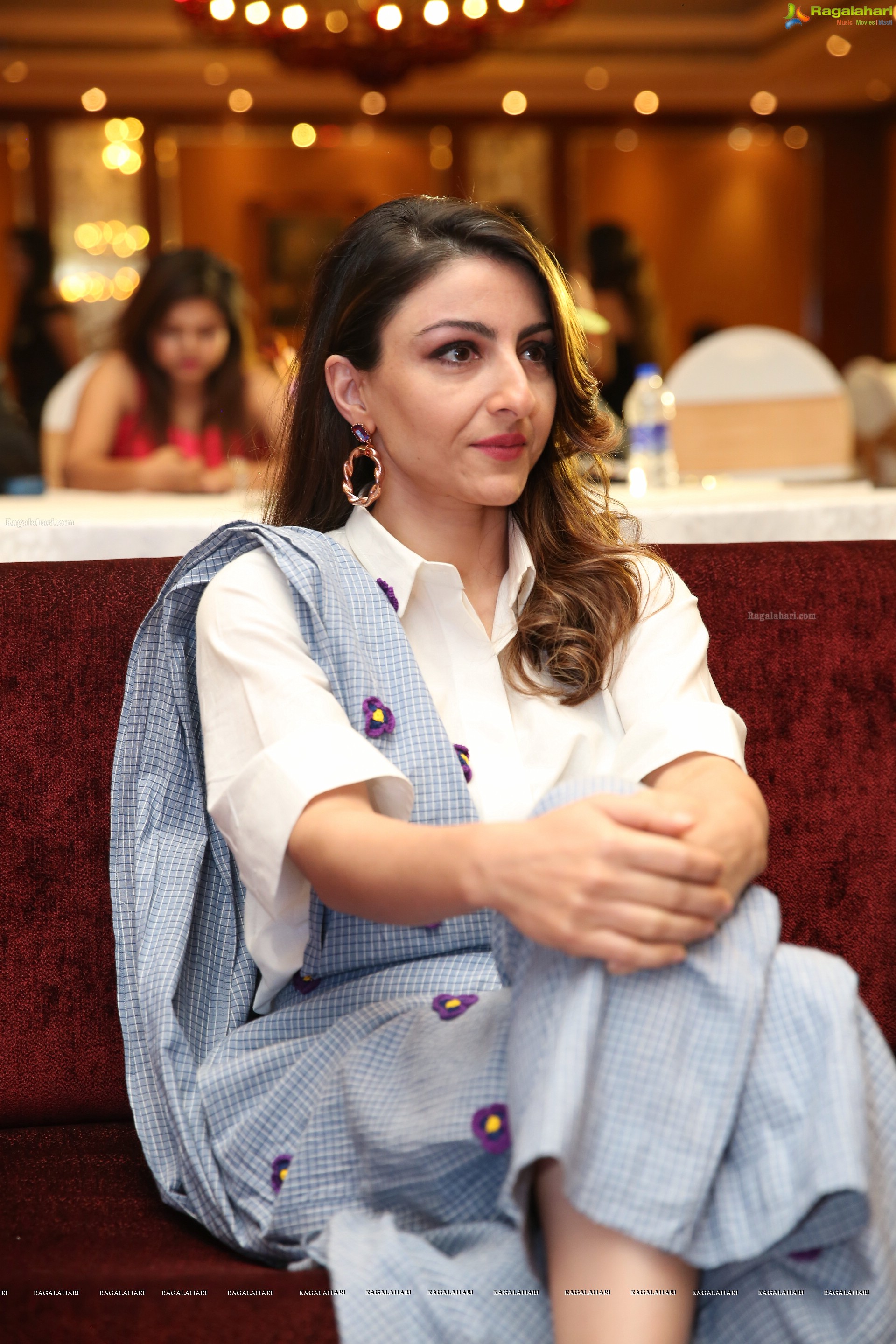 Soha Ali Khan @ Tamanna Makeup Academy 2nd Annual Convocation - HD Gallery