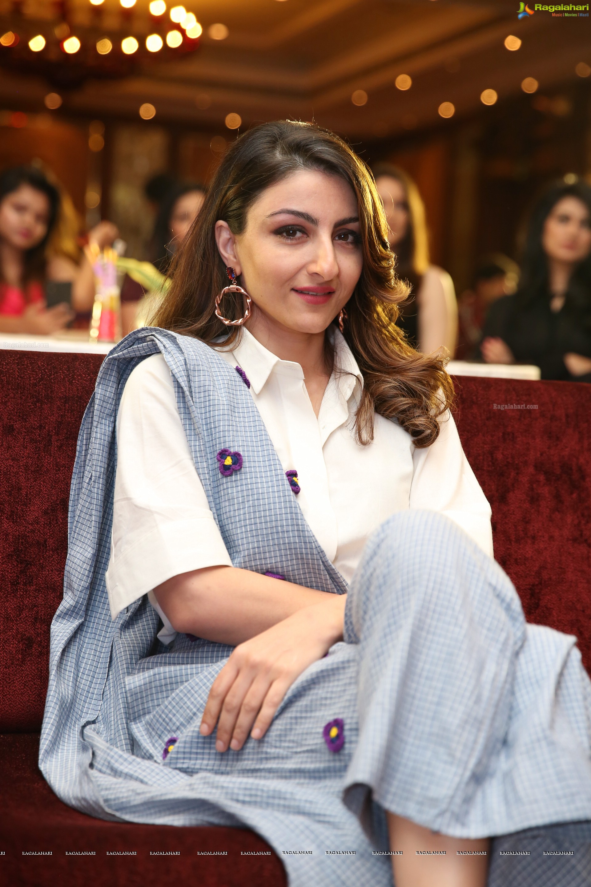 Soha Ali Khan @ Tamanna Makeup Academy 2nd Annual Convocation - HD Gallery