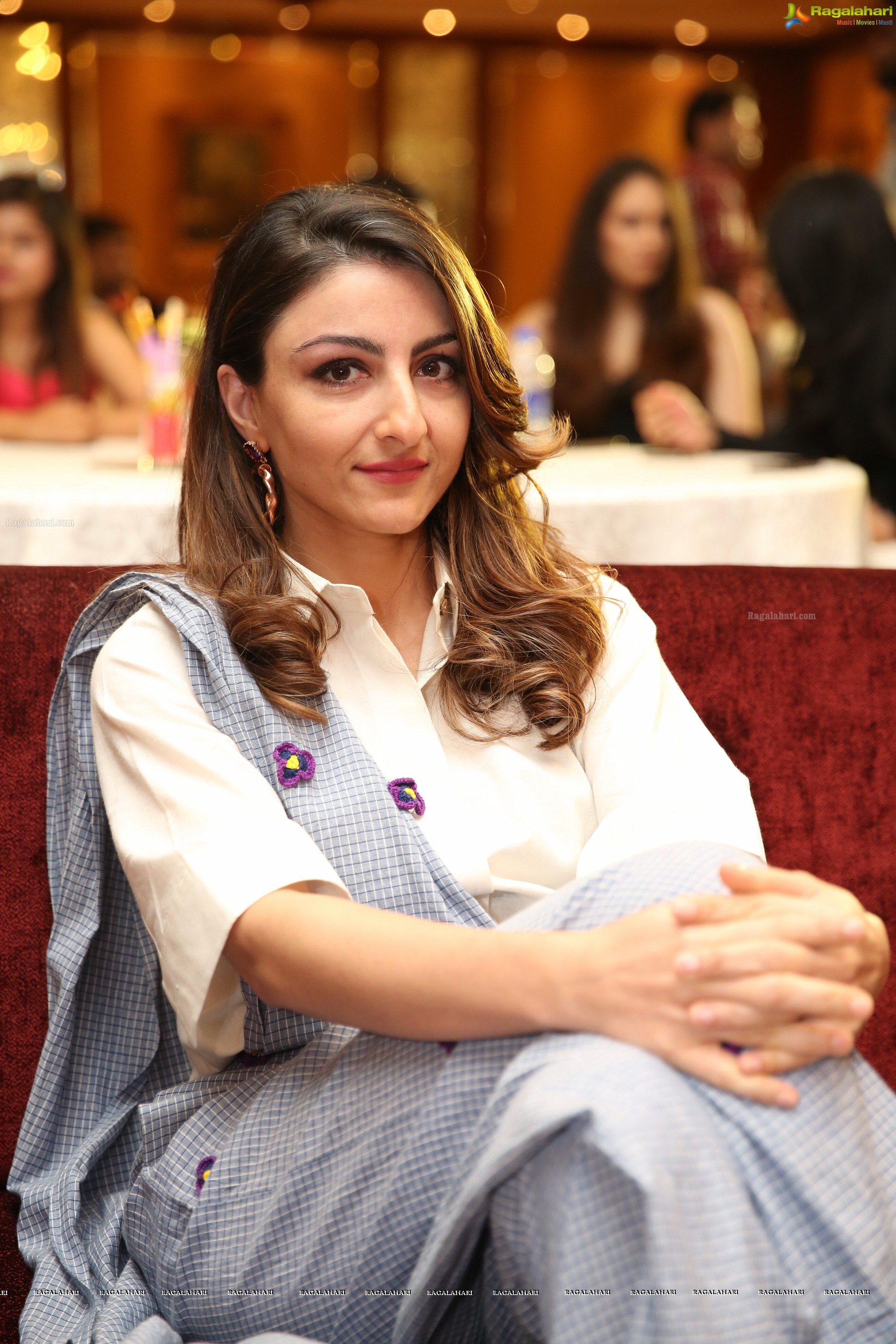 Soha Ali Khan @ Tamanna Makeup Academy 2nd Annual Convocation - HD Gallery