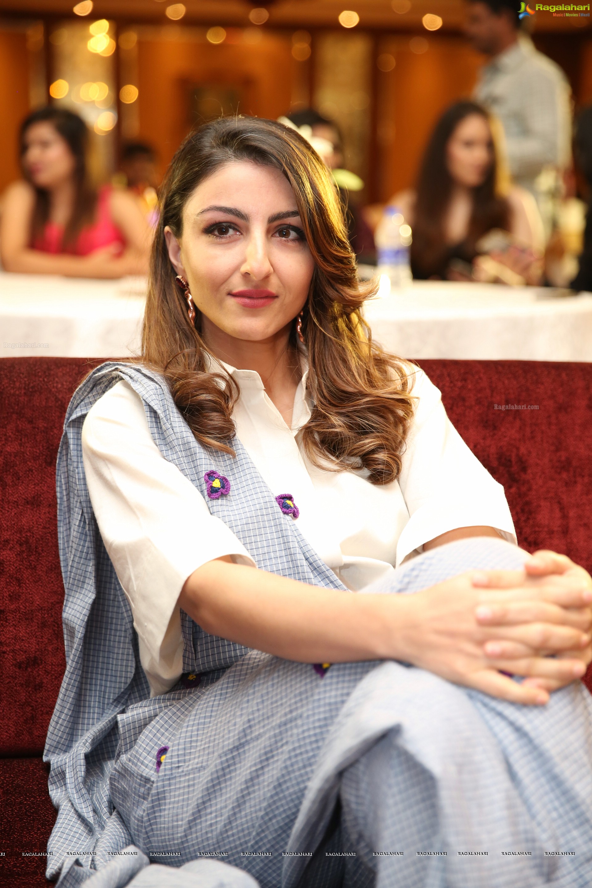 Soha Ali Khan @ Tamanna Makeup Academy 2nd Annual Convocation - HD Gallery
