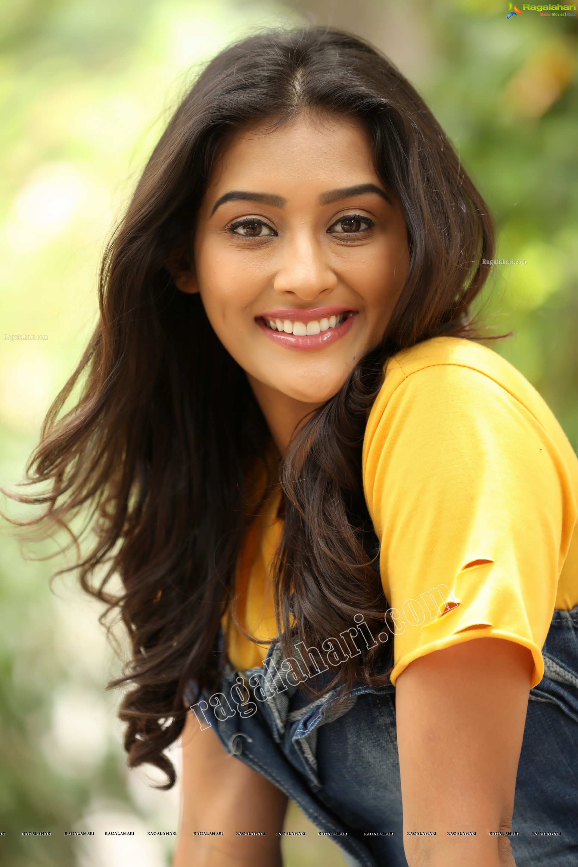 Pooja Jhaveri (Exclusive Studio Shoot) (High Definition Photos)