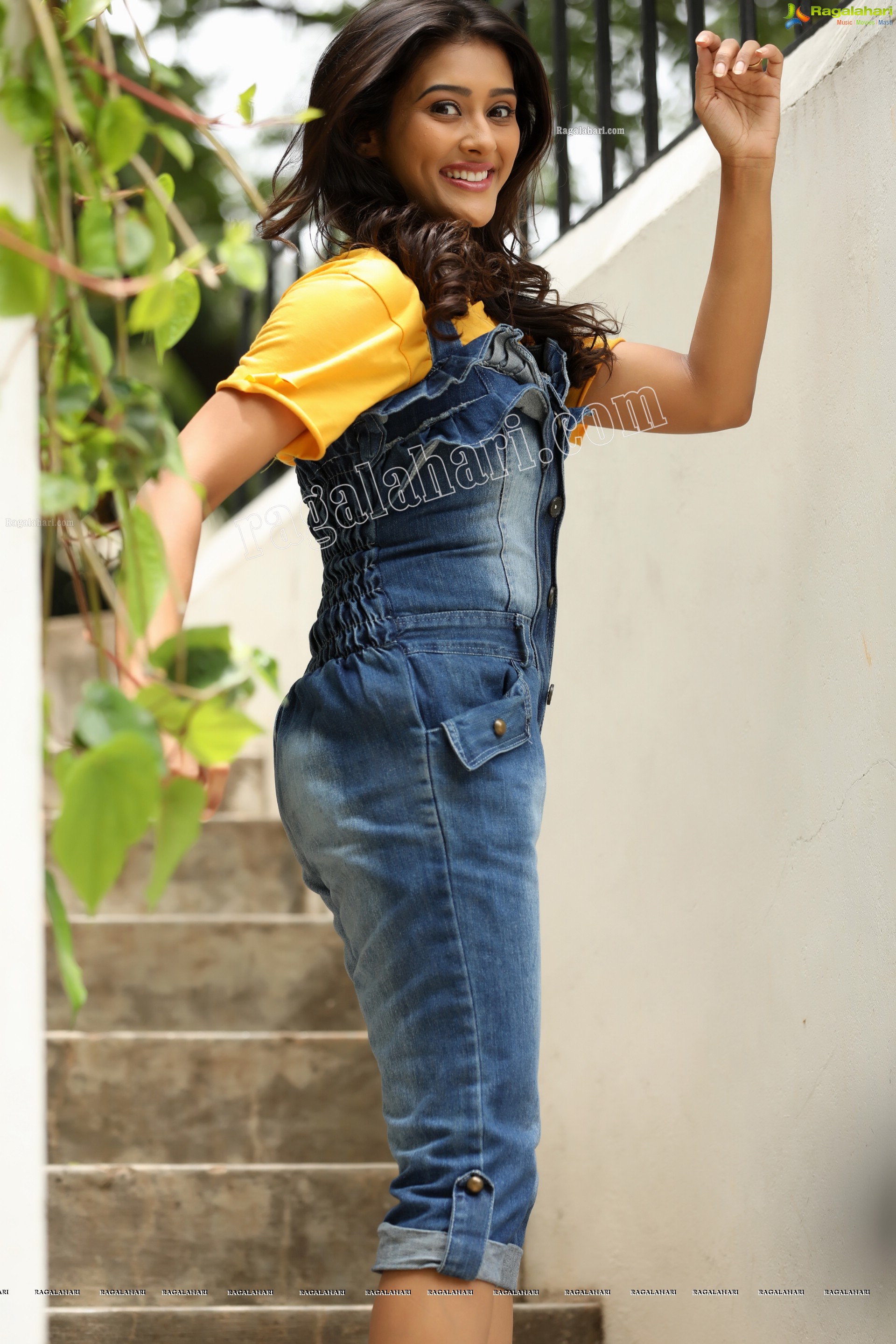 Pooja Jhaveri (Exclusive Studio Shoot) (High Definition Photos)