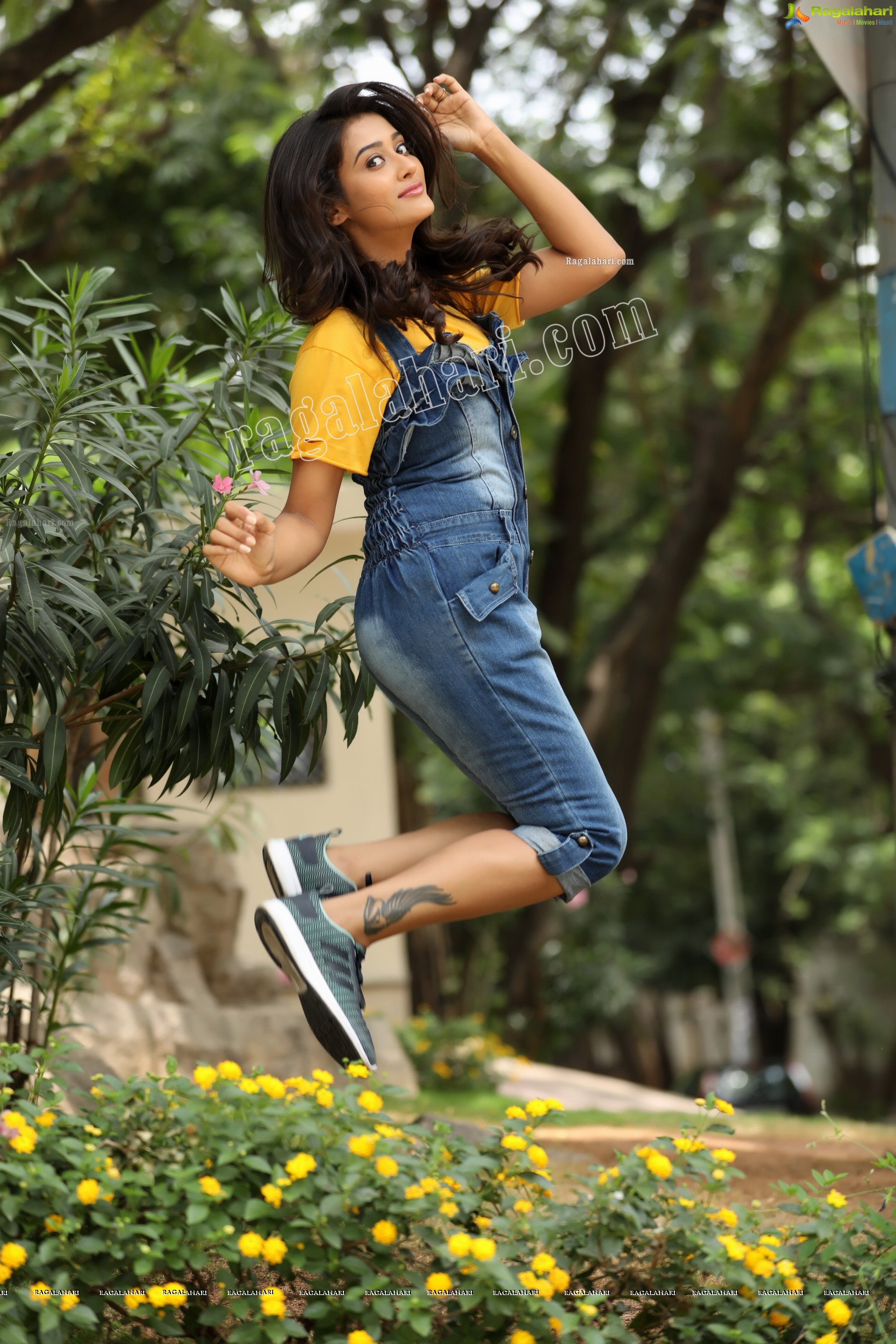 Pooja Jhaveri (Exclusive Studio Shoot) (High Definition Photos)