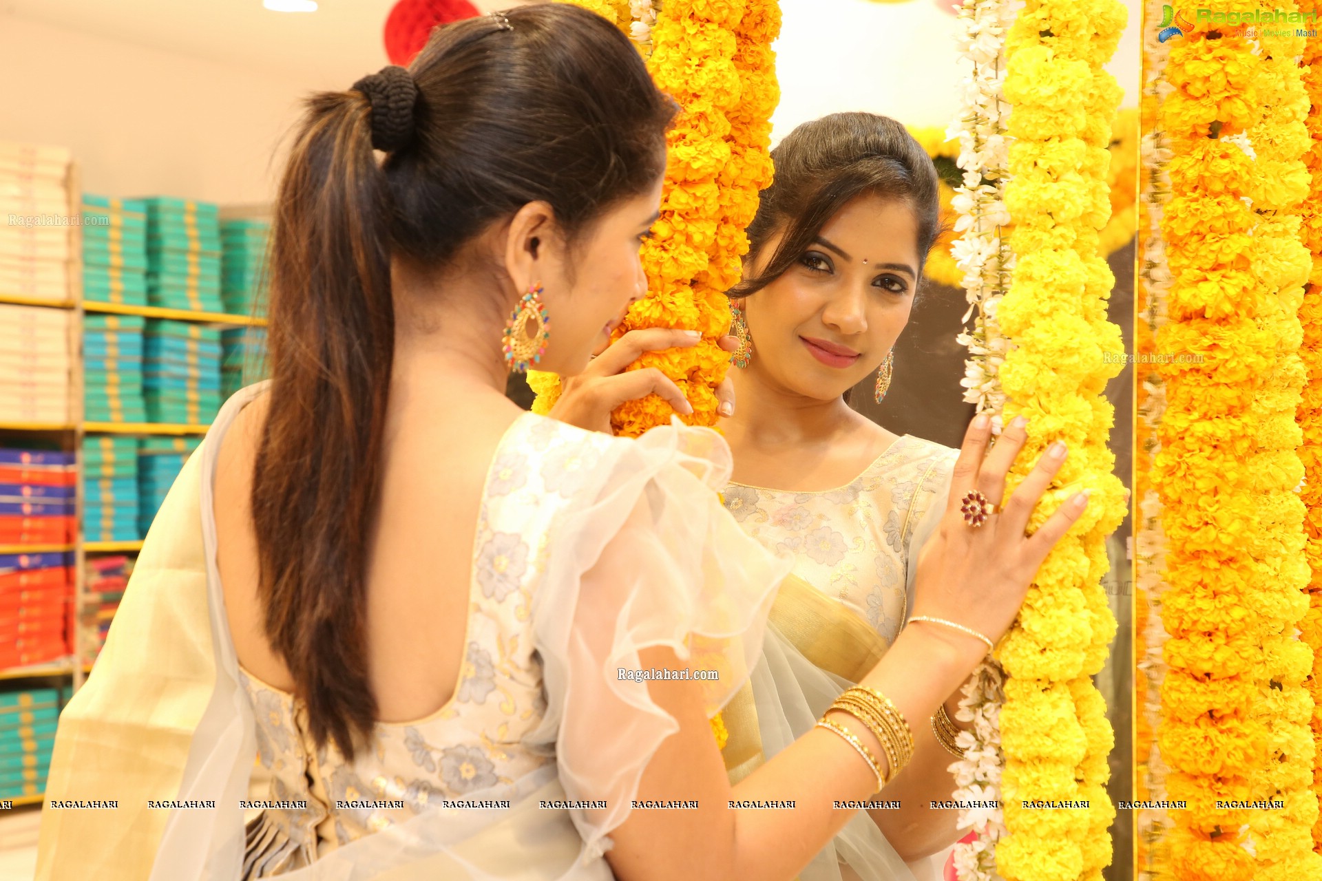 Anchor Indu at Kanchipuram GRT Silks Launch at Dilsukhnagar