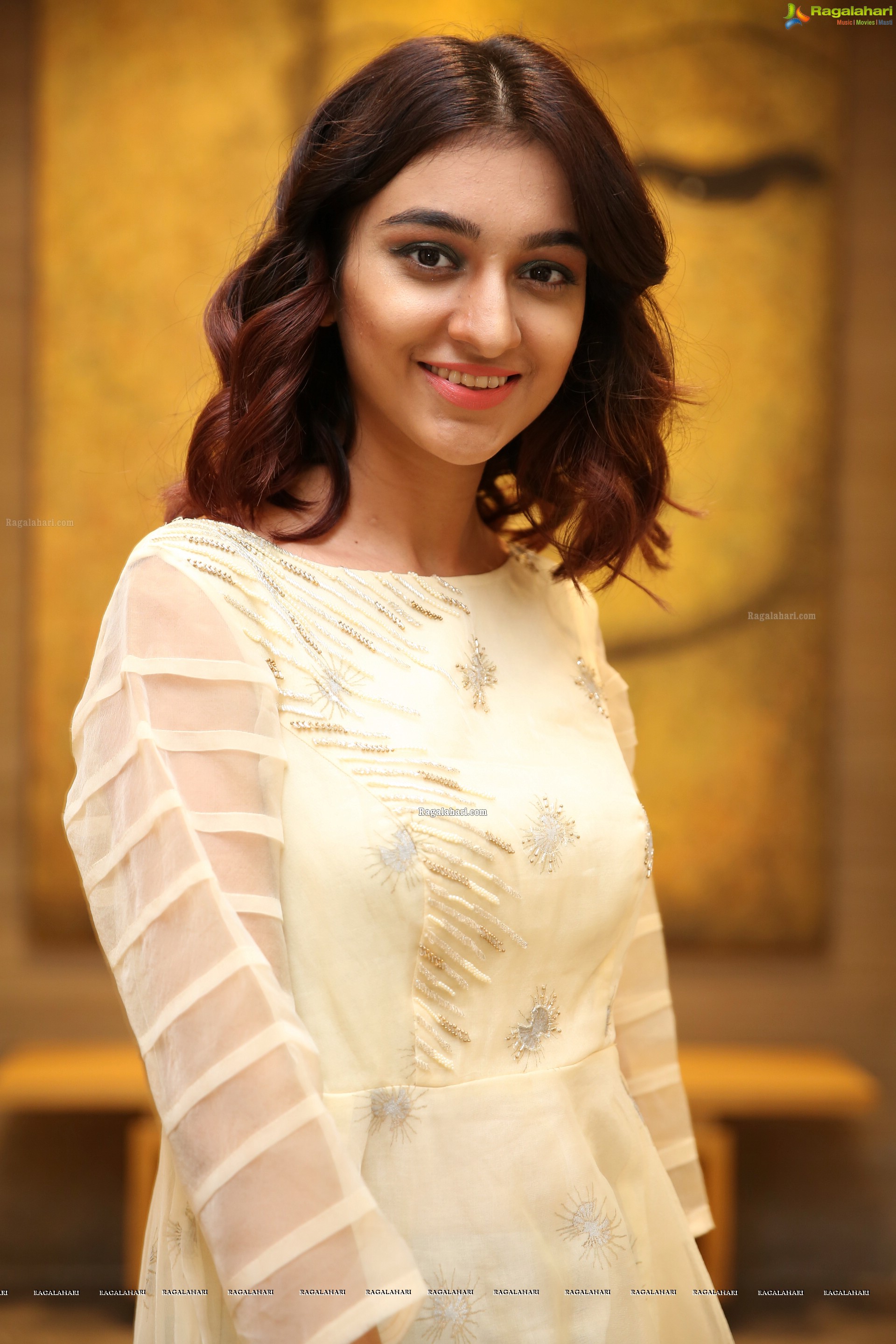 Insha Iqbal at Sutraa Grand Curtain Raiser & Fashion Showcase - HD Gallery