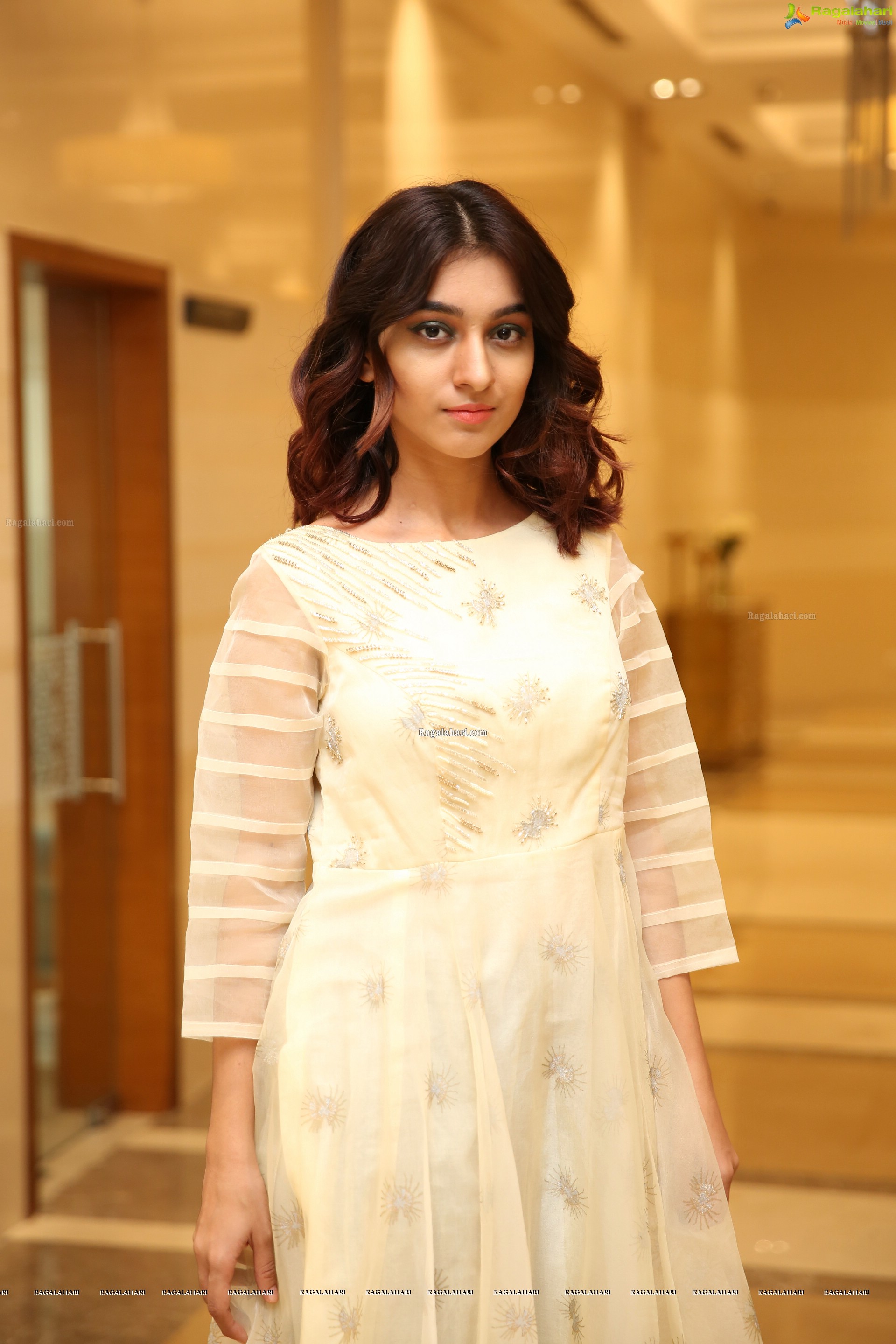 Insha Iqbal at Sutraa Grand Curtain Raiser & Fashion Showcase - HD Gallery