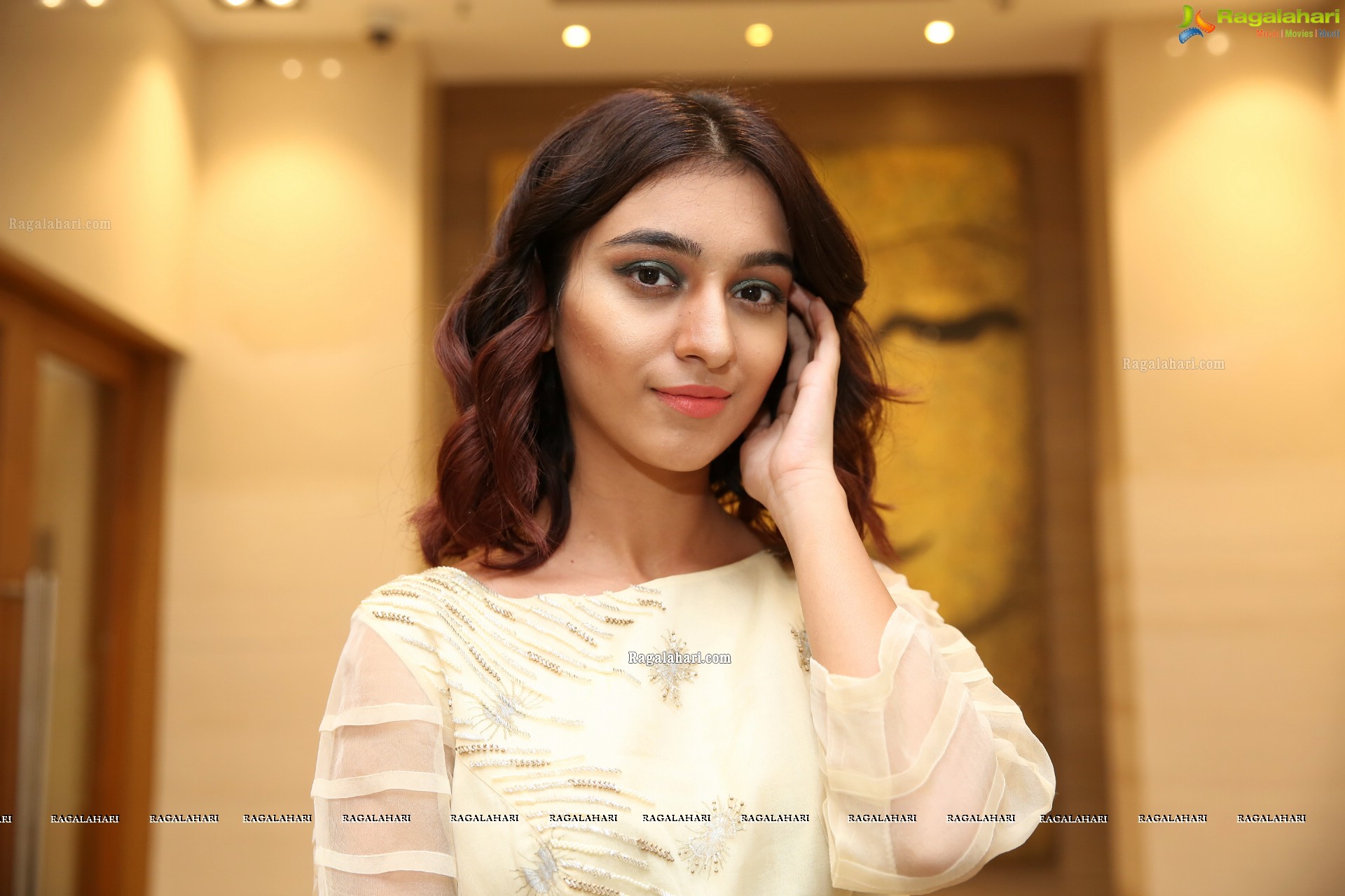 Insha Iqbal at Sutraa Grand Curtain Raiser & Fashion Showcase - HD Gallery
