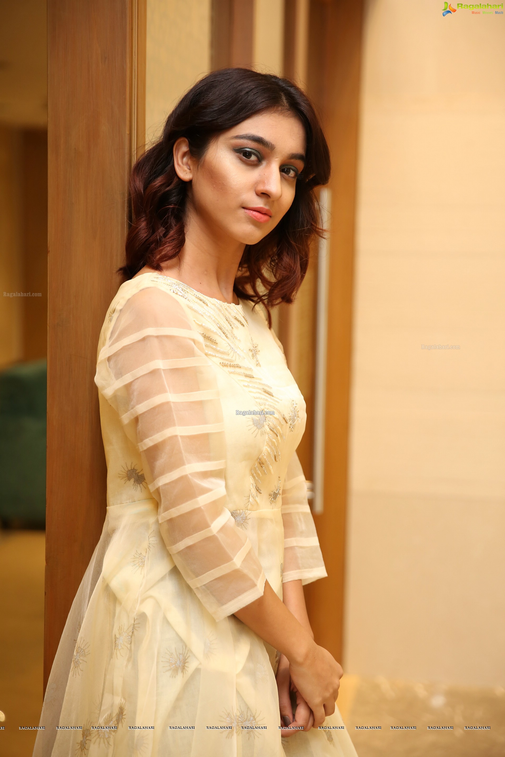 Insha Iqbal at Sutraa Grand Curtain Raiser & Fashion Showcase - HD Gallery