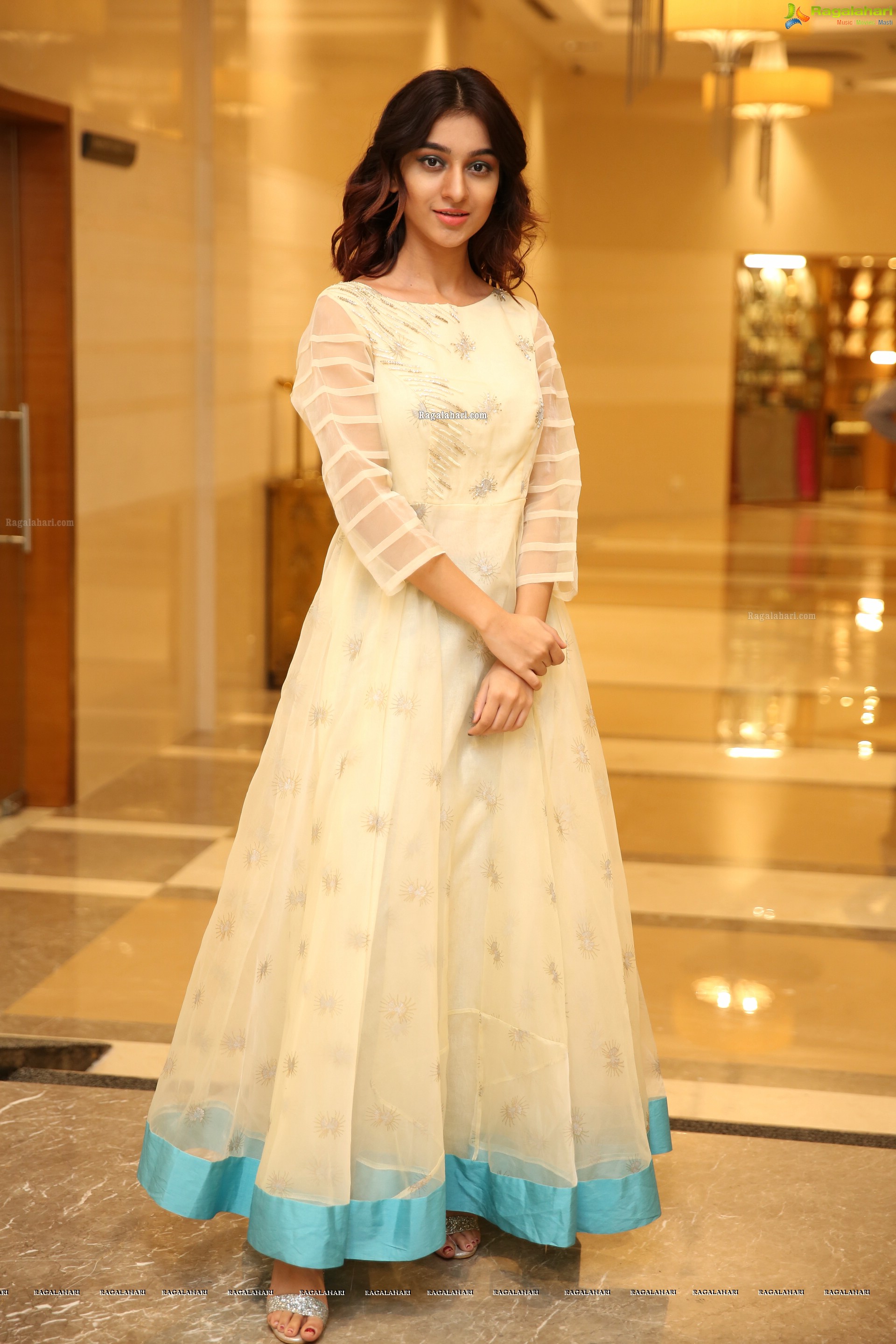 Insha Iqbal at Sutraa Grand Curtain Raiser & Fashion Showcase - HD Gallery