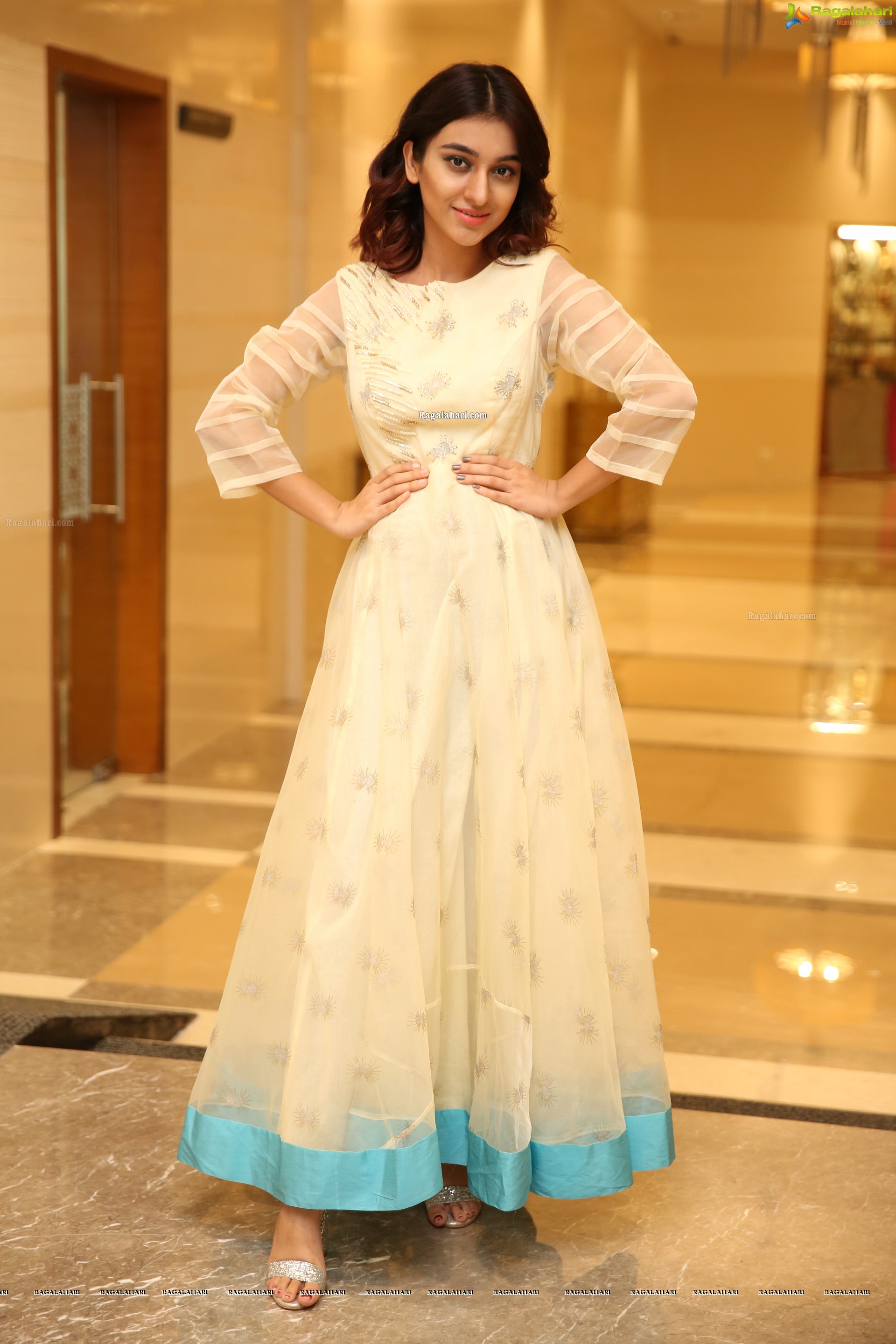 Insha Iqbal at Sutraa Grand Curtain Raiser & Fashion Showcase - HD Gallery