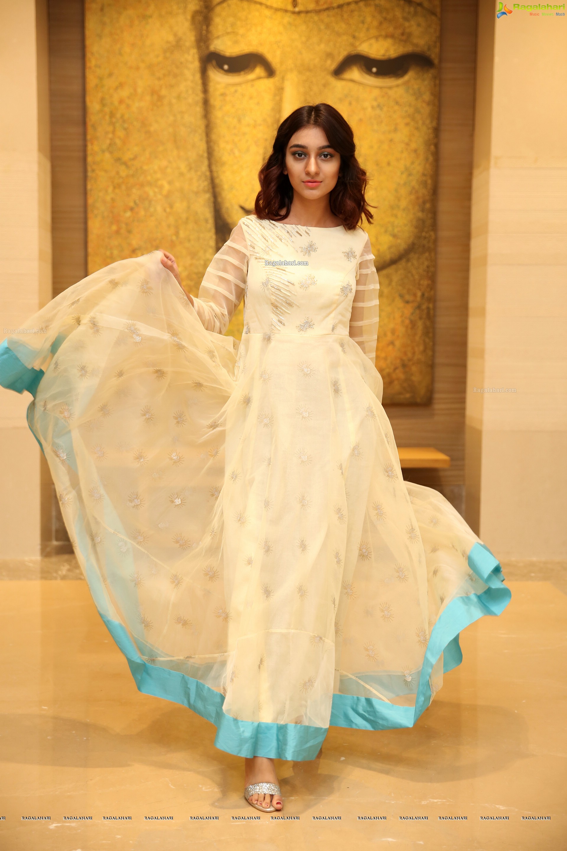 Insha Iqbal at Sutraa Grand Curtain Raiser & Fashion Showcase - HD Gallery