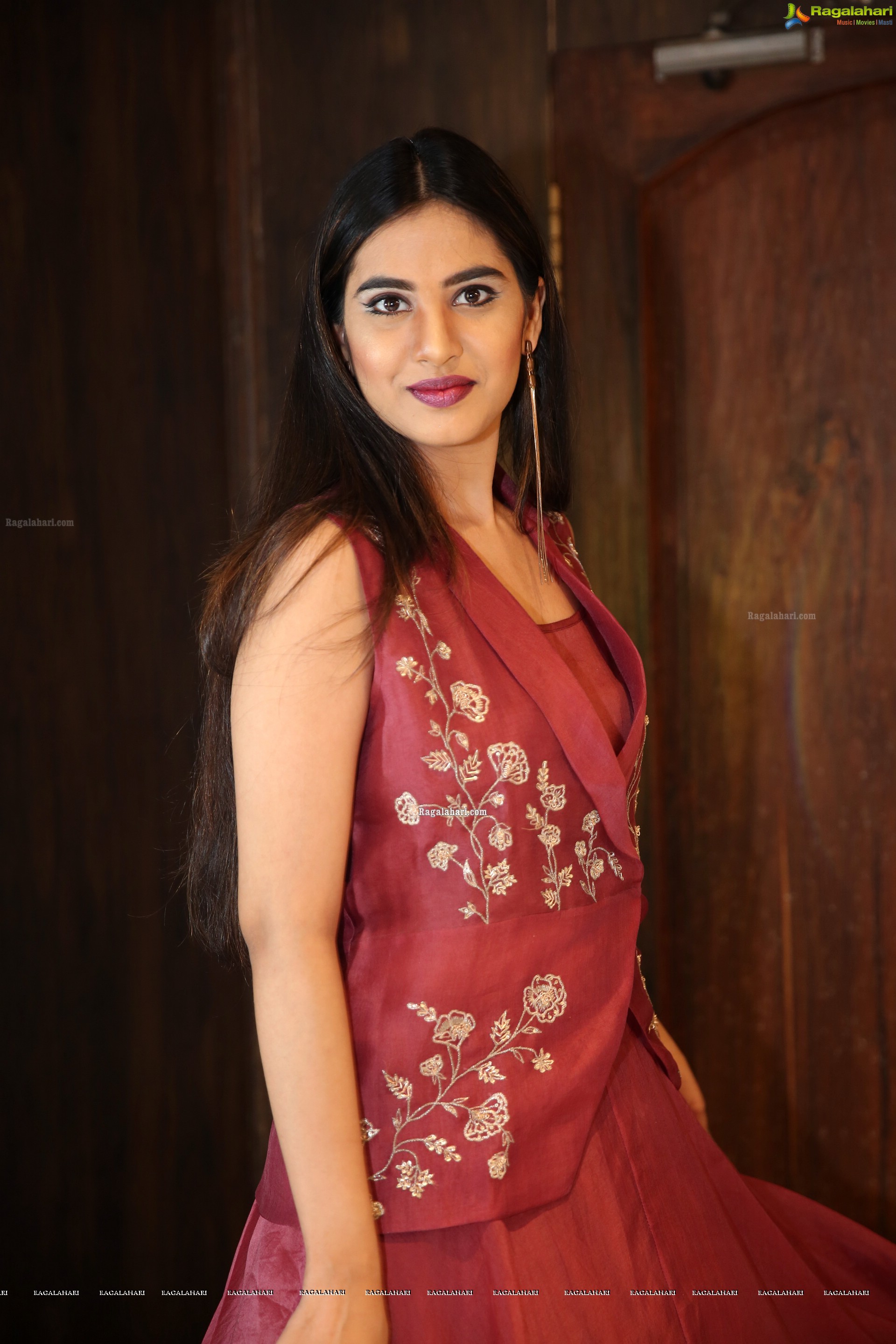 Jahnavi Rao at Reina's X Carve Exclusive Fashion Exhibition Curtain Raiser - HD Photos