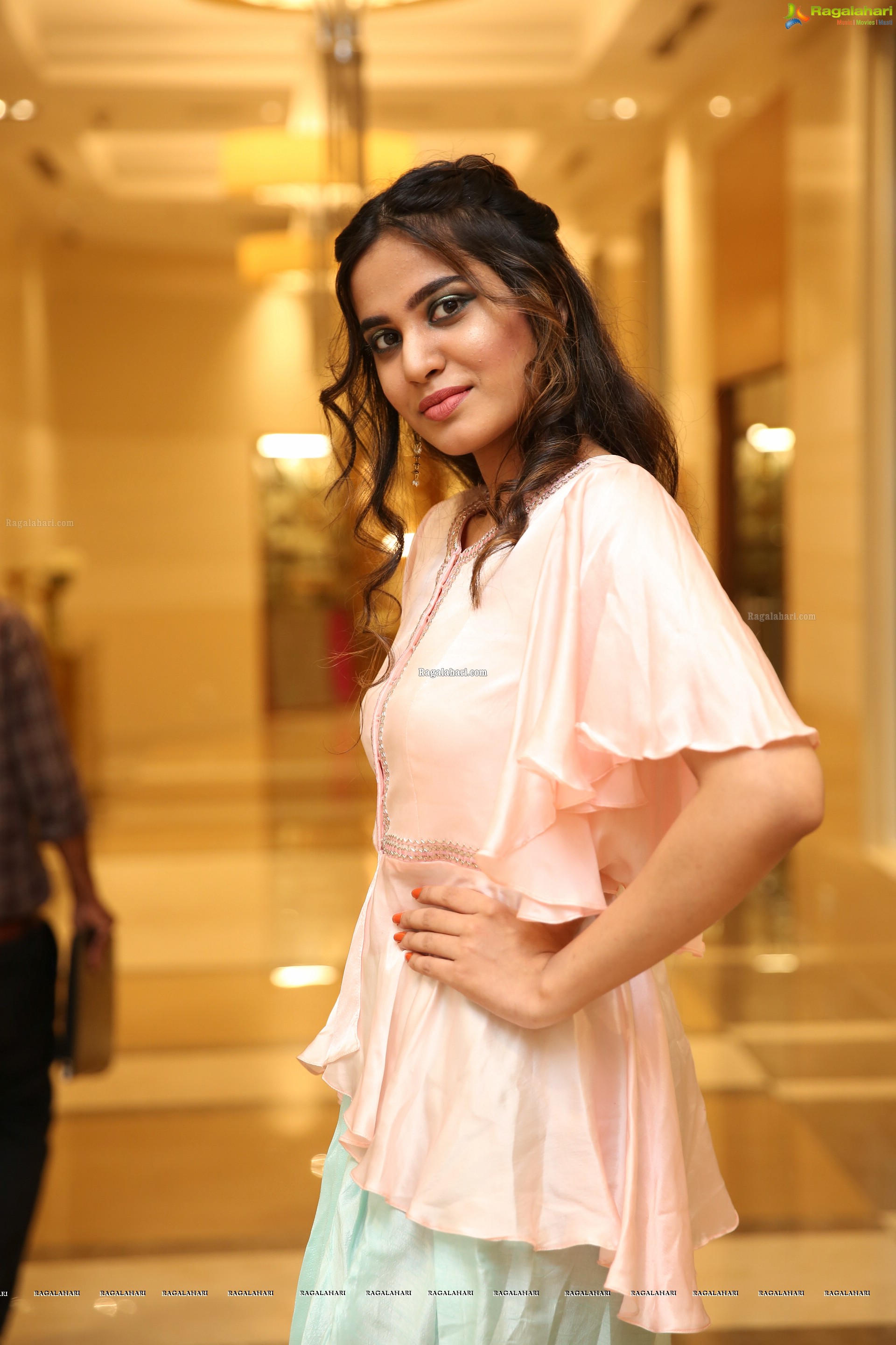 Jahnavi Rao at Sutraa Grand Curtain Raiser & Fashion Showcase (HD Photos)