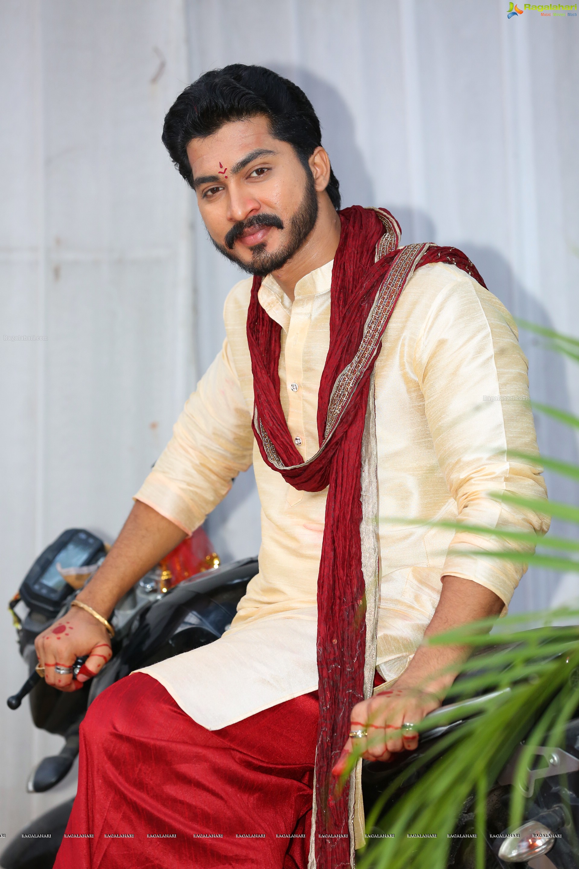 Munna at Roja Serial Sets HD Gallery, Images